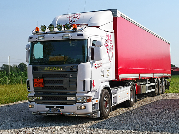 Camion bianco con rimorchio rosso per il trasporto conto terzi di rifiuti